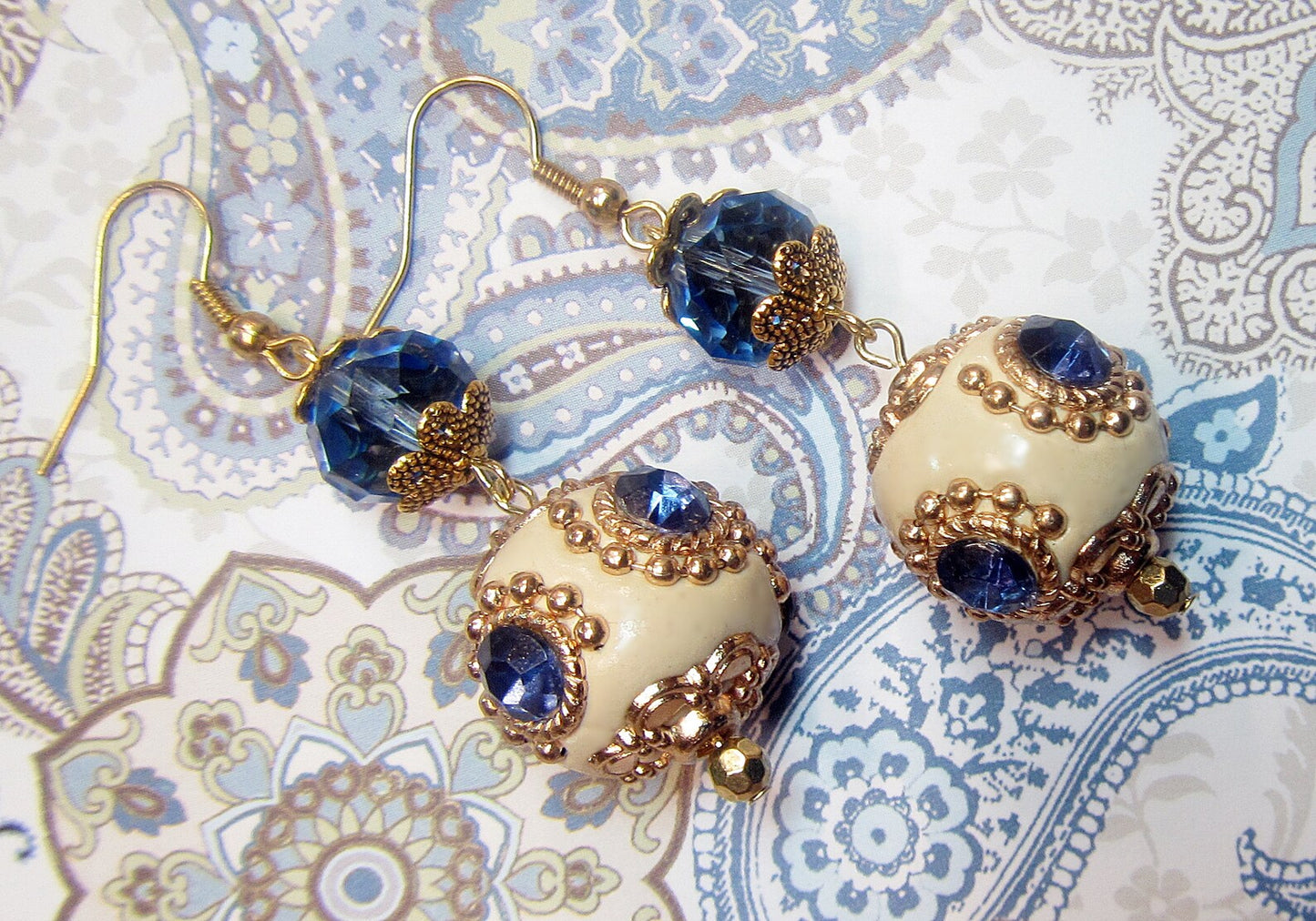 Blue and Ivory Lampwork Earrings, Blue Crystal and Ivory Earrings - Chic Brico