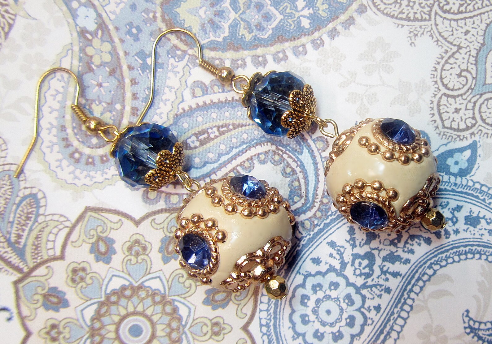 Blue and Ivory Lampwork Earrings, Blue Crystal and Ivory Earrings - Chic Brico